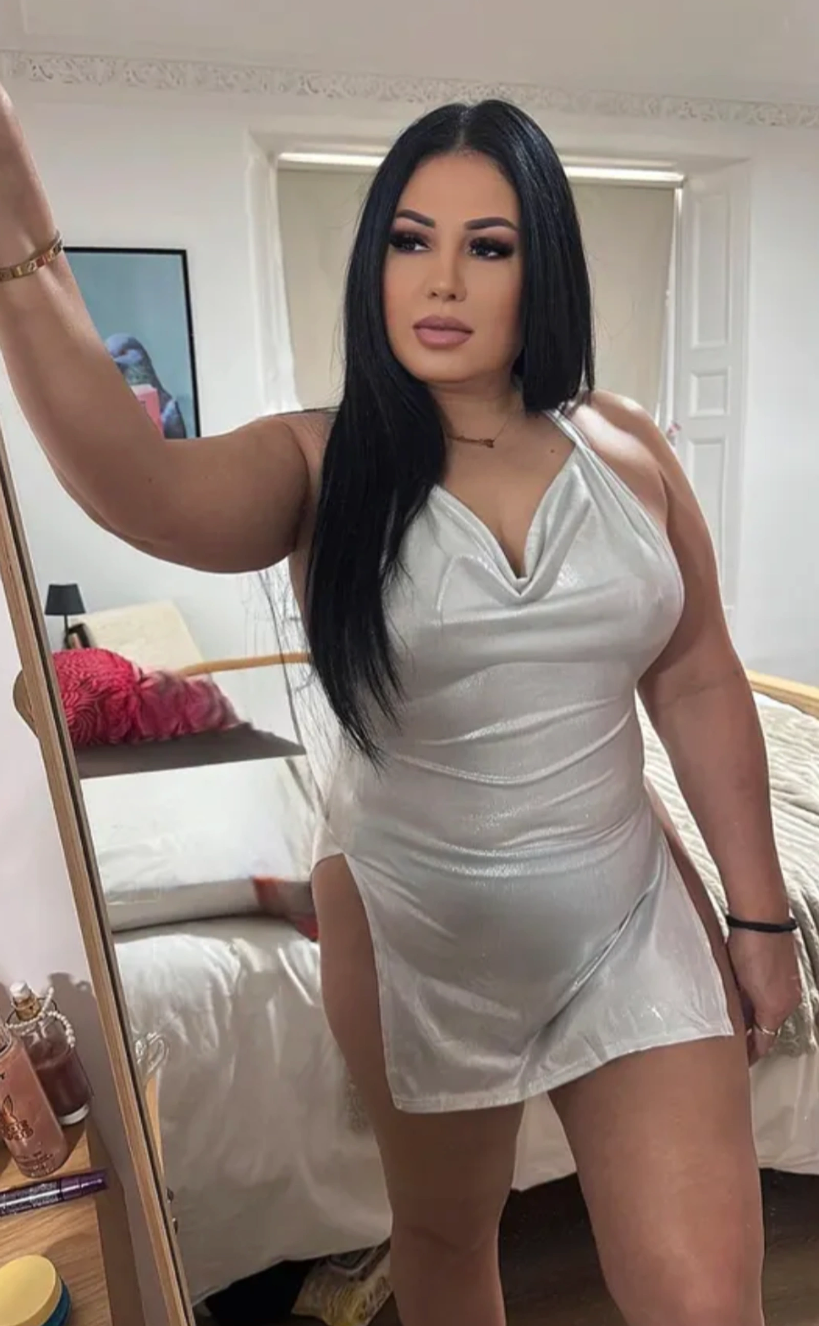 Keellyy Hot